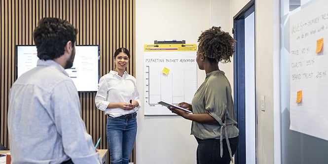 Brainstorming di gruppo con Post-it® Meeting Chart e Foglietti Post-it® in una sala riunioni
