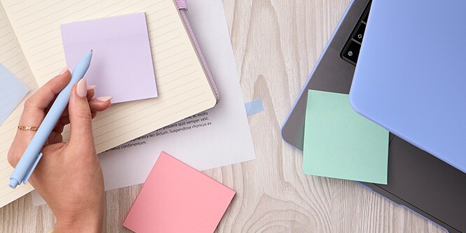 Una scrivania con Foglietti Post-it&reg; colorati in carta riciclata

