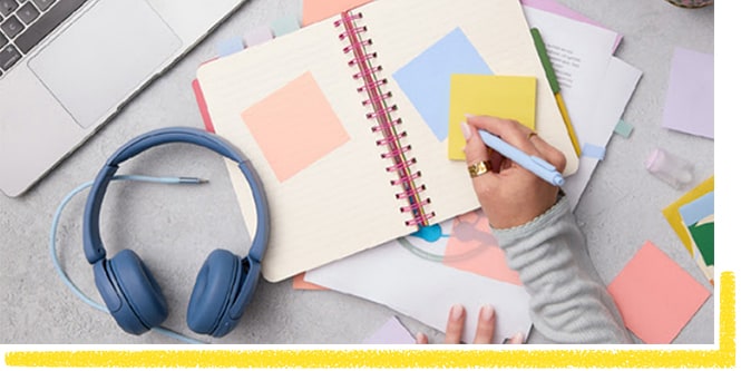 Studente che prende appunti su un foglietto Post-it® giallo
