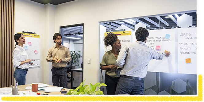 Un gruppo di colleghi di lavoro che collabora con Foglietti Post-it® e Post-it® Meeting Chart
