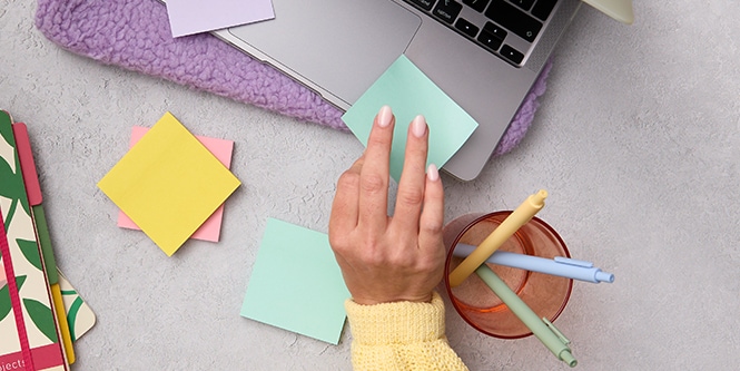 Aggiunta di un Foglietto Post-it&reg; con un promemoria su un laptop
