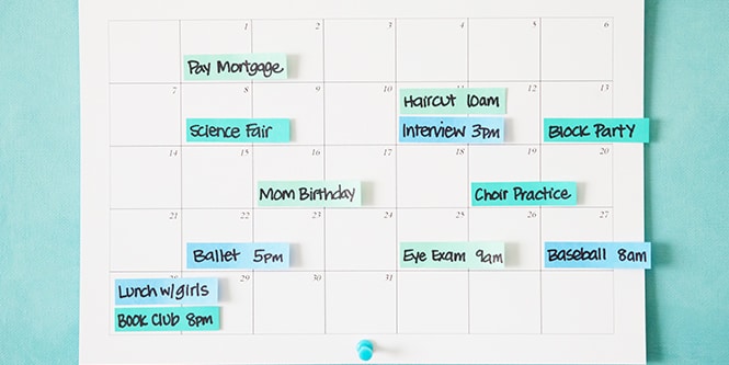  Un calendario con vari compiti, attività ed eventi scritti su Linguette Post-it®
