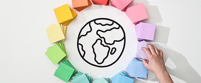 Foglietti Post-it® colorati disposti in cerchio attorno a un disegno della Terra
