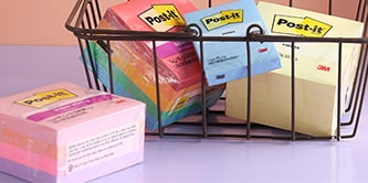 Un cestino pieno di colorati blocchi di Foglietti Post-it&reg; che mostra confezioni di varie dimensioni e formati
