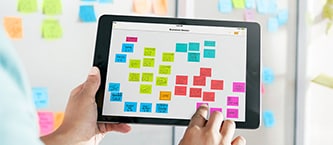 Tablet che mostra una bacheca delle cose da fare su Foglietti Post-it® digitalizzati

